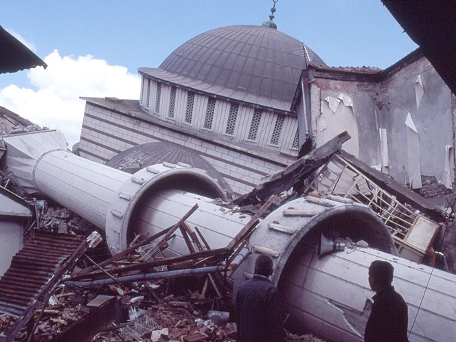 depremde yıkılan cami