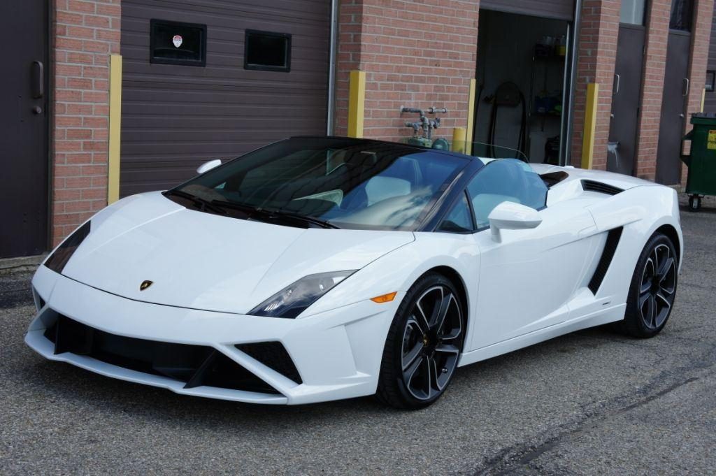 Beyaz Lamborghini
