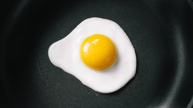 Rüyada İki Yumurta Pişirdiğini Görmek
