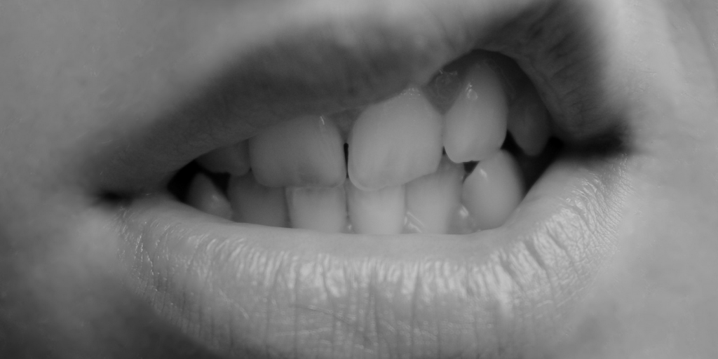 Rüyada Diş Çıkması Görmek ve Dişlerini Parçalamak