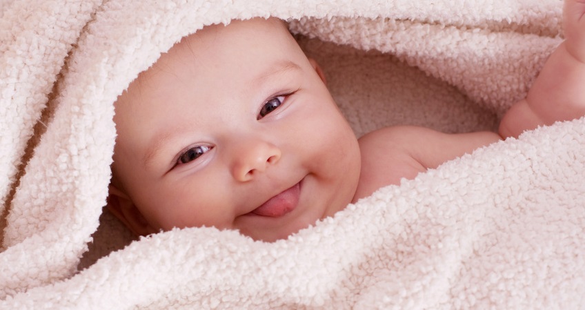 Rüyada Gülen Bebek Görmek ve Sevmek