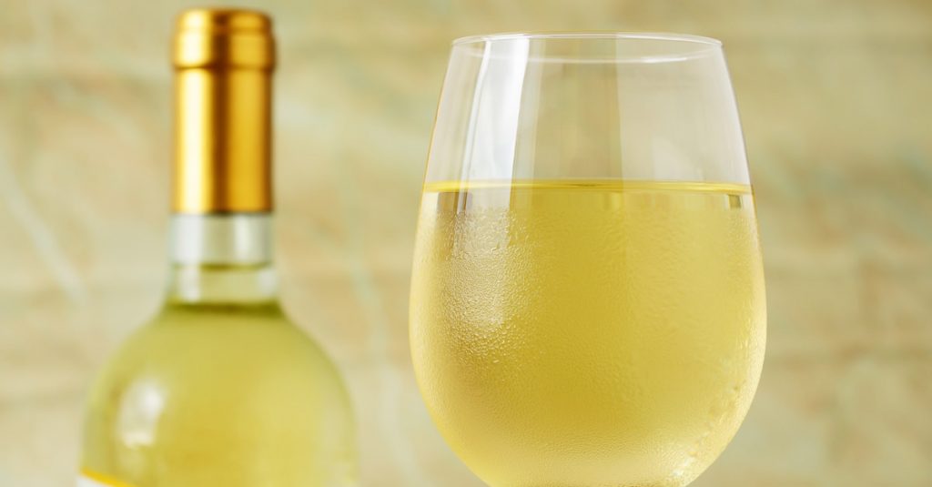 Rüyada Pahalı Beyaz Bir Şarap Ortalık Yerde İçmek