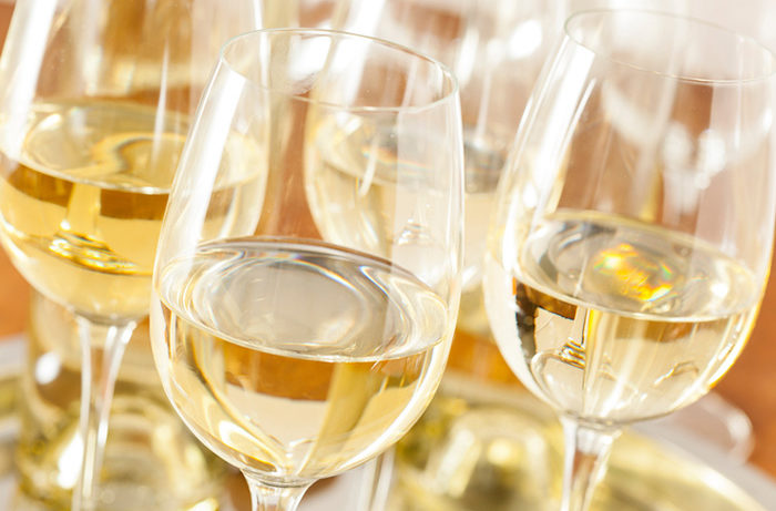 Rüyada Beyaz Şarap İçmek ve Tadının Çok Güzel Olması