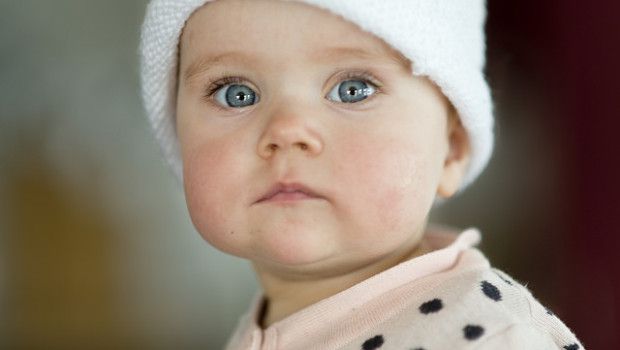 Rüyada Sarışın Mavi Gözlü Erkek Bebek Görmek ve Ağlaması