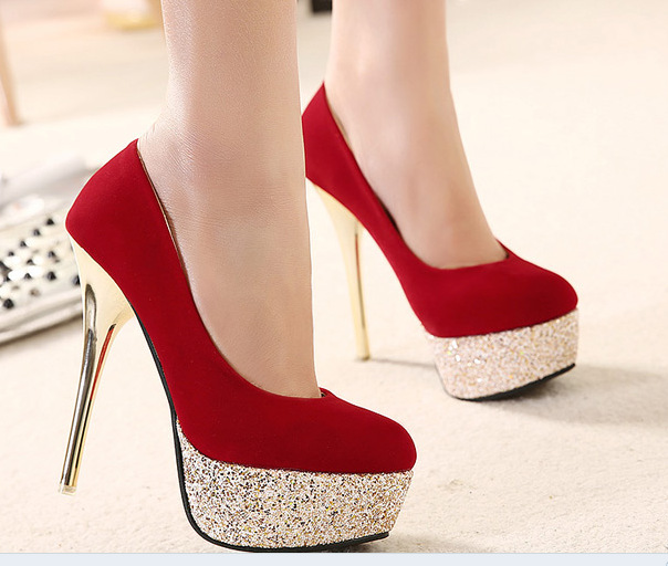 Rüyada Kırmızı Topuklu Ayakkabı Giydiğini Görmek ve Almak