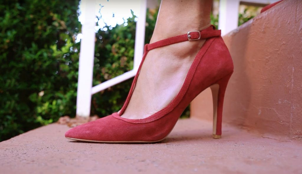 Rüyada Mor Kırmızı Uzun Topuklu İnce Burun Ayakkabı Ayağına Giydiğini Çekerek Görmek