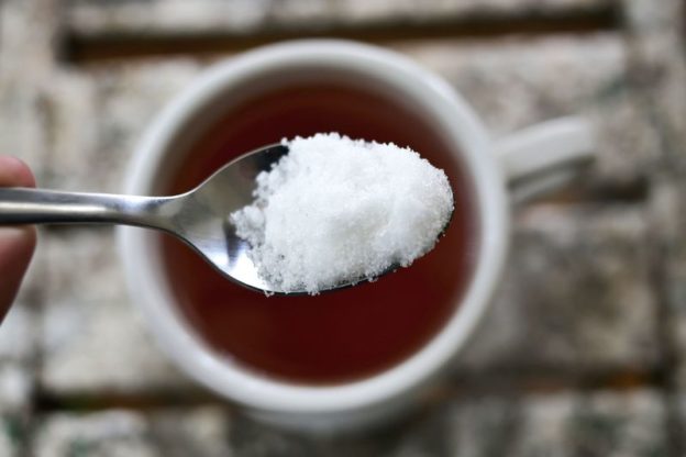 Rüyada Çay Şekeri Görmek ve Çaya Atmak