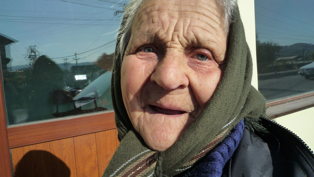 Rüyada Tanıdık Yaşlı Kadın Görmek - Rüya Meali