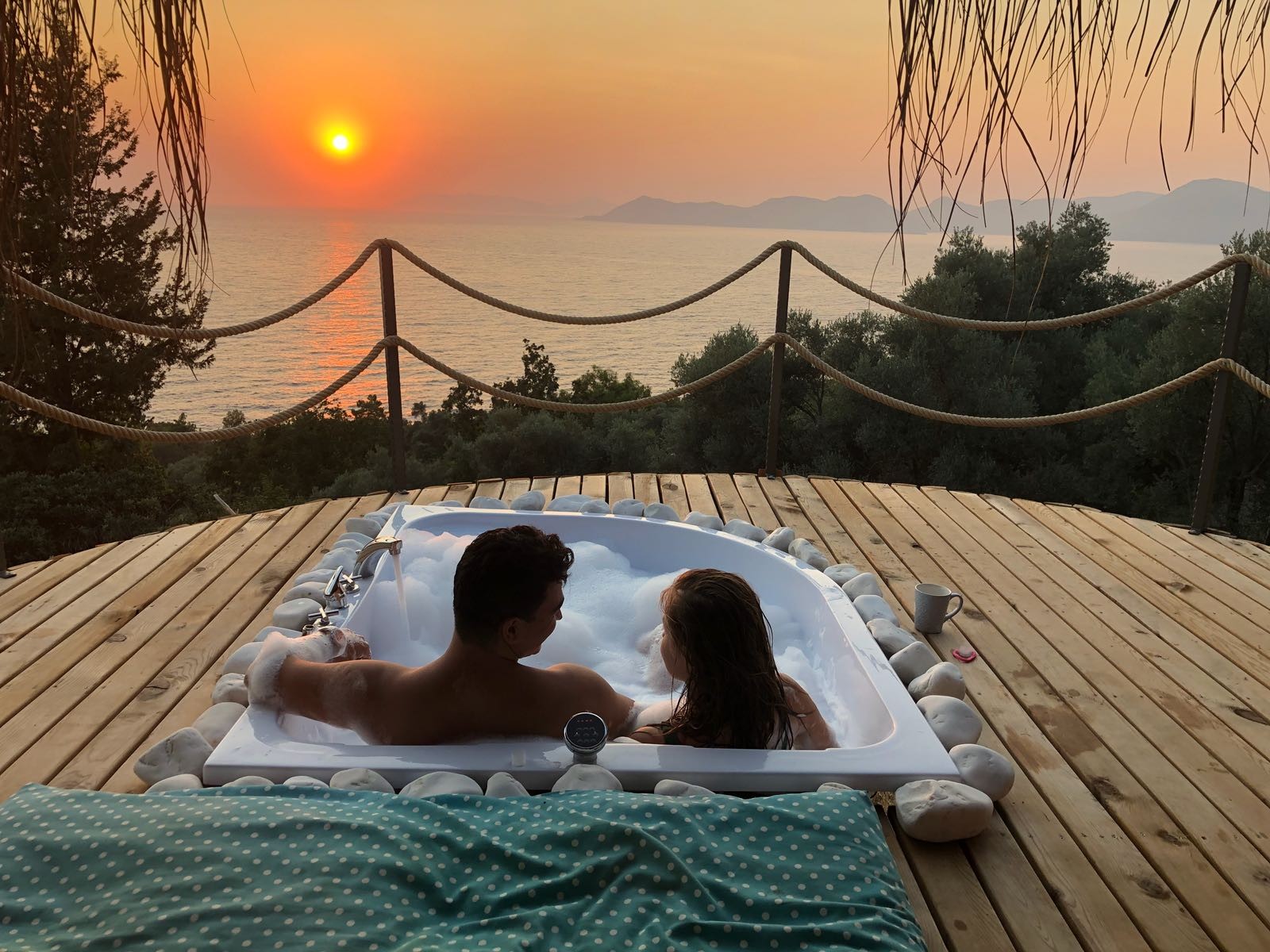 Немецкая пара отдыхая на курорте снимает свой секс на балконе
