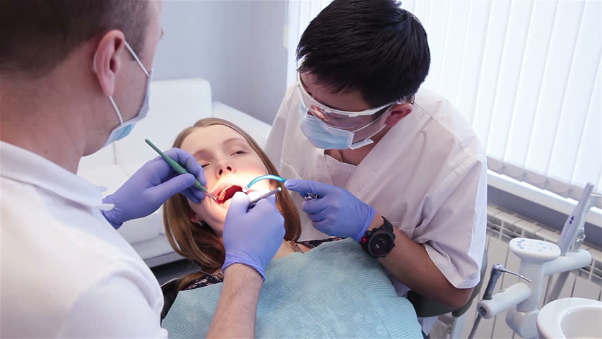 Rüyada Genç Diş Doktoru Görmek
